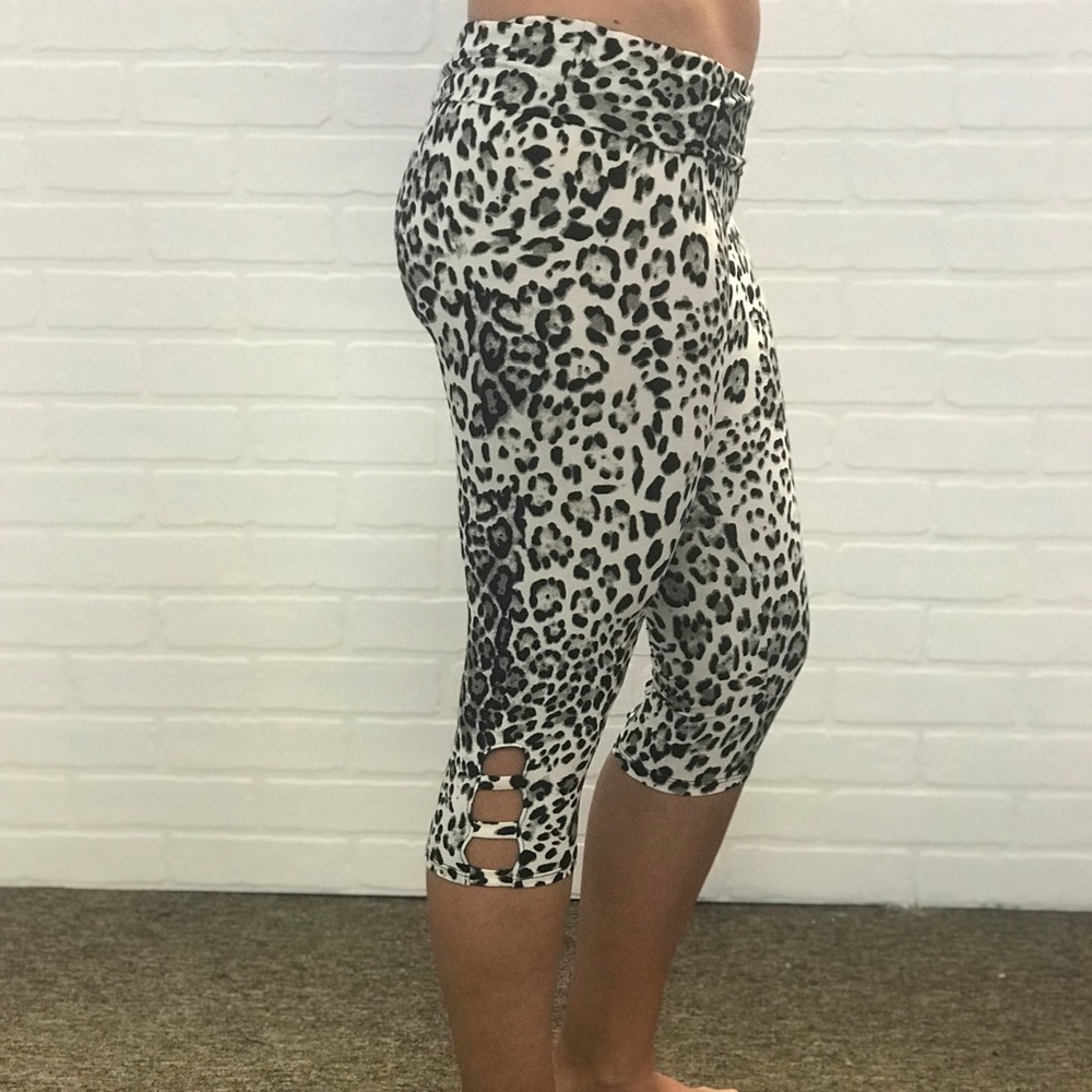 🔥🔥 HOT item!! ROAR Tori Cutout Capri Leggings